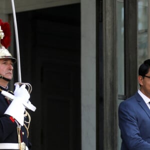 Un membre de la garde républicaine s'écroule sur les marches du palais - Le président de la république, Emmanuel Macron recoit le Président de la République de Madagascar, Andry RAJOELINA pour un entretien au palais de l'Elysée, à Paris, France, le 9 juin 2023. © Stéphane Lemouton/Bestimage 