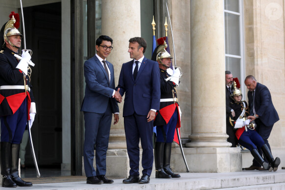 Un membre de la garde républicaine s'écroule sur les marches du palais - Le président de la république, Emmanuel Macron recoit le Président de la République de Madagascar, Andry RAJOELINA pour un entretien au palais de l'Elysée, à Paris, France, le 9 juin 2023. © Stéphane Lemouton/Bestimage 