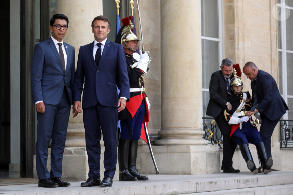 Un membre de la garde républicaine s'écroule sur les marches du palais - Le président de la république, Emmanuel Macron recoit le Président de la République de Madagascar, Andry RAJOELINA pour un entretien au palais de l'Elysée, à Paris, France, le 9 juin 2023. © Stéphane Lemouton/Bestimage 