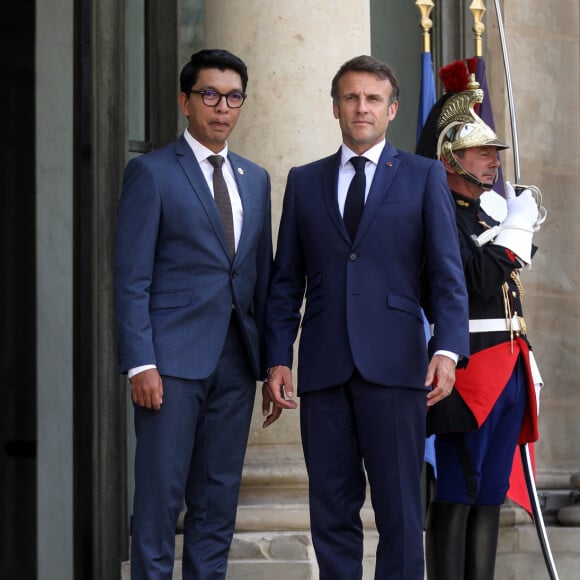 Un membre de la garde républicaine s'écroule sur les marches du palais - Le président de la république, Emmanuel Macron recoit le Président de la République de Madagascar, Andry RAJOELINA pour un entretien au palais de l'Elysée, à Paris, France, le 9 juin 2023. © Stéphane Lemouton/Bestimage 