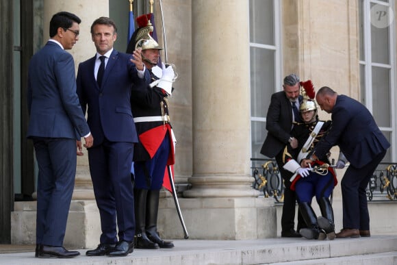 Un membre de la garde républicaine s'écroule sur les marches du palais - Le président de la république, Emmanuel Macron recoit le Président de la République de Madagascar, Andry RAJOELINA pour un entretien au palais de l'Elysée, à Paris, France, le 9 juin 2023. © Stéphane Lemouton/Bestimage 