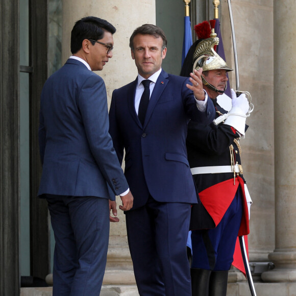Un membre de la garde républicaine s'écroule sur les marches du palais - Le président de la république, Emmanuel Macron recoit le Président de la République de Madagascar, Andry RAJOELINA pour un entretien au palais de l'Elysée, à Paris, France, le 9 juin 2023. © Stéphane Lemouton/Bestimage 