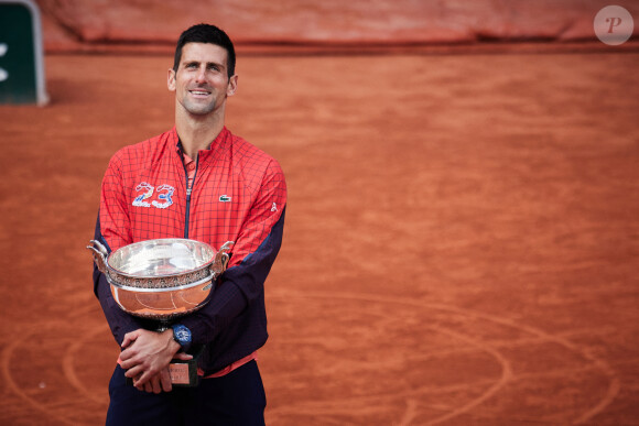 Novak Djokovic - Novak Djokovic remporte les Internationaux de France de tennis de Roland Garros 2023 face à Casper Ruud (7-6 [7-1], 6-3, 7-5) à Paris le 11 juin 2023. Novak Djokovic s'adjuge un 23ème titre record en Grand Chelem et dépasse Rafael Nadal, bloqué à 22 titres et forfait cette année. © Jacovides-Moeau/Bestimage