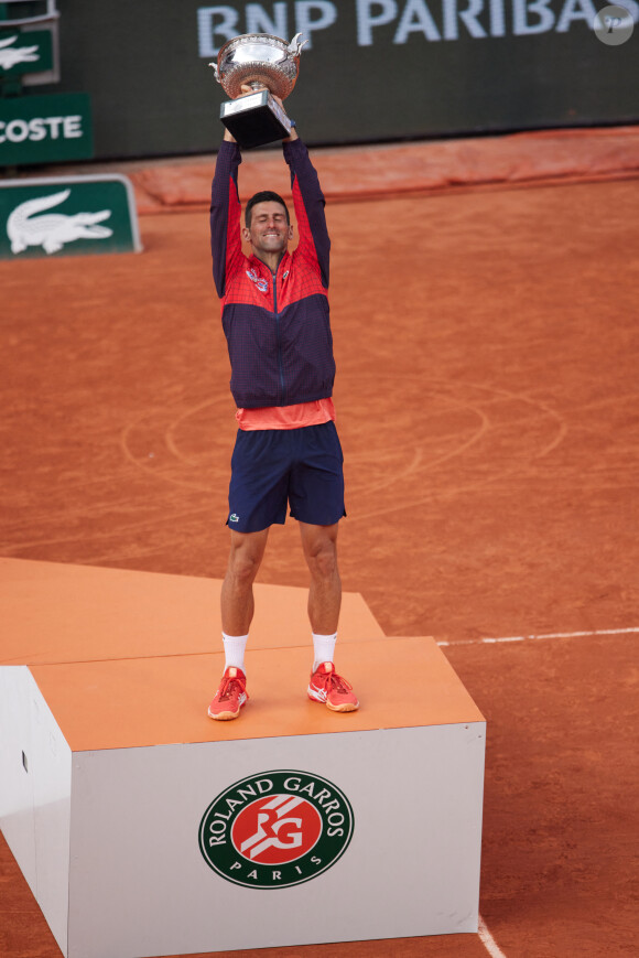 Novak Djokovic - Novak Djokovic remporte les Internationaux de France de tennis de Roland Garros 2023 face à Casper Ruud (7-6 [7-1], 6-3, 7-5) à Paris le 11 juin 2023. Novak Djokovic s'adjuge un 23ème titre record en Grand Chelem et dépasse Rafael Nadal, bloqué à 22 titres et forfait cette année. © Jacovides-Moeau/Bestimage