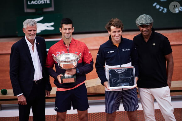 Après sa victoire, Novak Djokovic a pu retrouver sa famille
Gilles Moretton, Novak Djokovic, Casper Ruud, Yannick Noah - Novak Djokovic remporte les Internationaux de France de tennis de Roland Garros 2023 face à Casper Ruud (7-6 [7-1], 6-3, 7-5) à Paris le 11 juin 2023. Novak Djokovic s'adjuge un 23ème titre record en Grand Chelem et dépasse Rafael Nadal, bloqué à 22 titres et forfait cette année. © Jacovides-Moeau/Bestimage