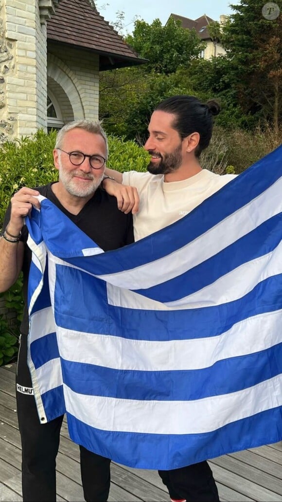 Laurent Ruquier et son compagnon Hugo Manos étaient reunis ce week-end à Londres.
Laurent Ruquier et son compagnon Hugo Manos posant ensemble lors d'un week-end en Normandie.