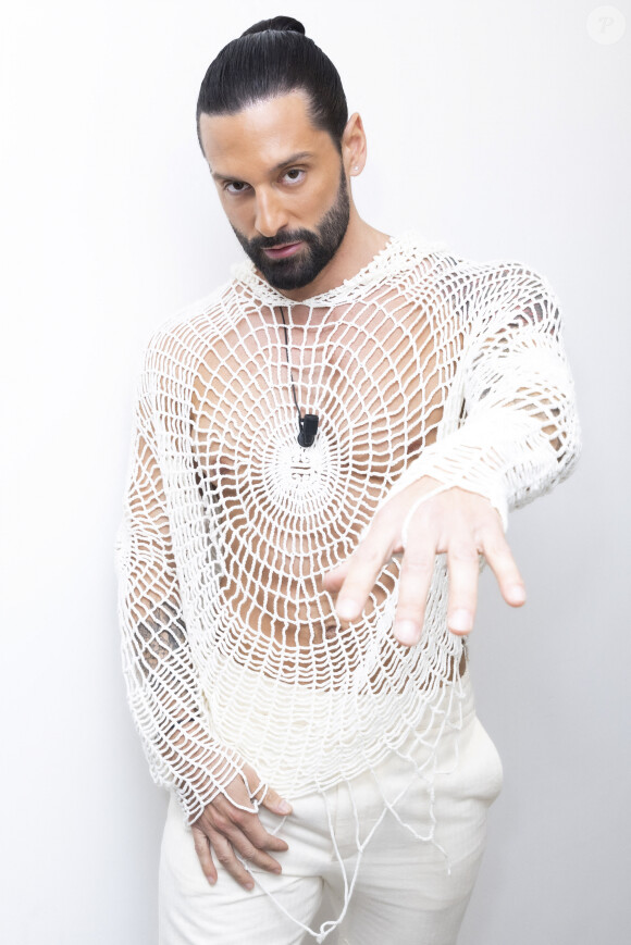 Ce dernier, chroniqueur dans l'émission, a pris un selfie avec Hugo Manos dans un restaurant.
Exclusif - Hugo Manos en backstage de l'émission TPMP People présentée par M.Delormeau et diffusée sur C8 le 14 mai 2022, à Paris, France, le 13/05/2022. © Jack Tribeca/Bestimage