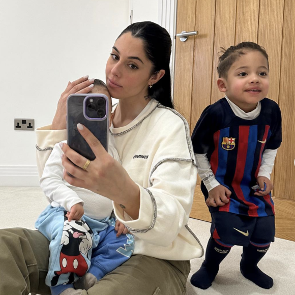 Après avoir dû annuler à la dernière minute sa lune de miel, l'influenceuse se retrouve avec un bébé mal en point.
Coralie Porrovecchio, mariée au footballeur Boubacar Kamara et maman de deux enfants - Instagram