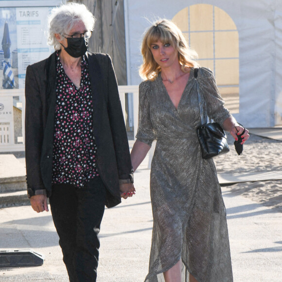 Aujourd'hui tout va bien et c'est grâce à une chanson que les amoureux ont dépassé leur mésentente liée aux tensions provoquées par le virus
Louis Bertignac et Laetitia Brichet lors du photocall du jury du 35ème festival de Cabourg le 10 juin 2021. © Coadic Guirec / Bestimage