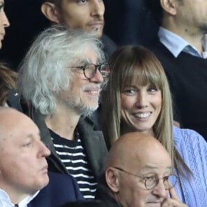 Louis Bertignac et Laeticia dans les tribunes lors du match de ligue des champions de l'UEFA opposant le Paris Saint-Germain contre l'Étoile rouge de Belgrade au parc des Princes à Paris, France, le 3 octobre 2018. Le PSG gagne 6-1. © Cyril Moreau/Bestimage