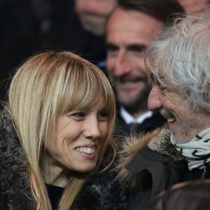 Louis Bertignac et Laeticia - People au quart de finale de la Coupe de France de football entre le PSG et l'AS Monaco (2-0) au Parc des Princes à Paris le 4 mars 2015.