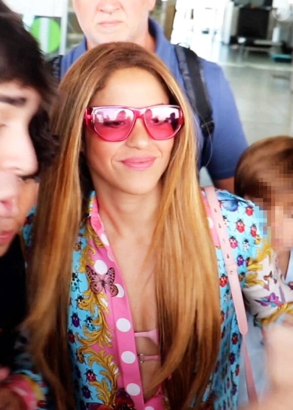 Il n'en fallait pas plus pour que la presse anglaise parle de "triangle amoureux" entre les trois stars

Shakira et ses enfants Milan, 10 ans, et Sasha, 8 ans, aperçus de retour à l'aéroport de Barcelone, le 4 juin 2023.