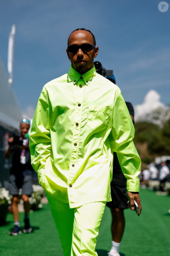 Lewis Hamilton, vêtu d'une tenue aux couleurs vives, en marge du Grand Prix de F1 d'Espagne à Barcelone, le 2 juin 2023.