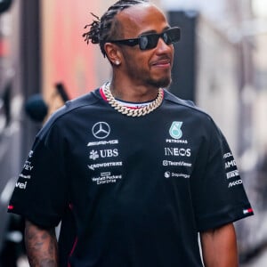 Le septuple champion du monde de F1, Lewis Hamilton arrive aux paddocks à quelques heures du Grand Prix de Formule 1 de Monaco, le 28 Mai 2023.