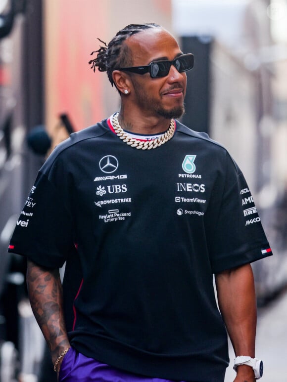 Le septuple champion du monde de F1, Lewis Hamilton arrive aux paddocks à quelques heures du Grand Prix de Formule 1 de Monaco, le 28 Mai 2023.