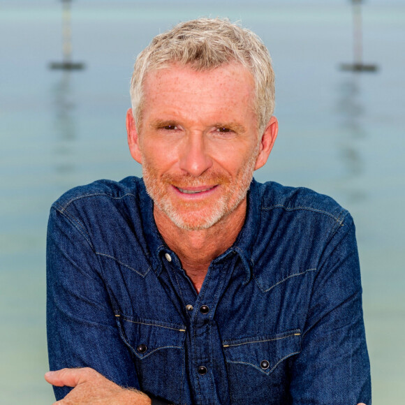 La grande finale de Koh-Lanta, le feu sacré s'est déroulée hier soir.
Portrait officiel de Denis Brogniart pour "Koh-Lanta, le Feu sacré". ©A.ISSOCK/ALP/TF1