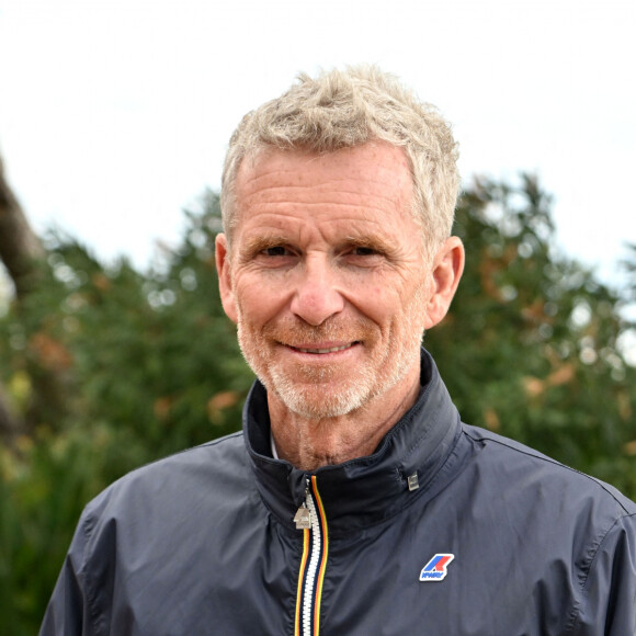 Exclusif - Denis Brogniart, le parrain de l'événement, durant la remise des prix de la 4ème édition du Festival des Jardins de la Côte d'Azur, dans les jardins de la villa Eilenroc, à Antibes Juan les Pins, le 26 mars 2023. Au total, 17 créations paysagères étaient en compétition. Elles sont installées, pendant plus d'un mois, au coeur des plus beaux sites du territoire maralpin, comme à Antibes Juan-les-Pins au sein du Parc Exflora, à Cannes au Jardin de la Villa Rothschild, à Grasse au jardin de la villa Fragonard, à Menton aux jardins Biovès, à Nice au Jardin Albert-1er et en Principauté de Monaco sur les terrasses du Casino. Ils sont tous ouverts gratuitement au public jusqu'au 1er mai 2023. En parallèle, 5 communes accueillent 14 jardins éphémères " hors concours ". Ils sont réalisés par les services des espaces verts des communes en compétition et des communes de Cap-d'Ail, Cagnes-sur-mer, Mandelieu-La Napoule, Saint-Jean-Cap-Ferrat, Tourrettes-sur-Loup et de la Principauté de Monaco. Chaque jardin présenté arbore un authentique univers d'une superficie de 200 m² chacun et prend en compte des enjeux du développement durable. Le " Prix du jury officiel " a été remis à Nicholas Tomlan Garden Design (France), pour " La voie héracléenne " installée à Grasse au sein du jardin de la Villa Fragonard. © Bruno Bebert / Bestimage