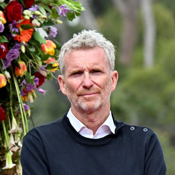 Exclusif - Denis Brogniart, le parrain de l'événement, durant la remise des prix de la 4ème édition du Festival des Jardins de la Côte d'Azur, dans les jardins de la villa Eilenroc, à Antibes Juan les Pins, le 26 mars 2023. Au total, 17 créations paysagères étaient en compétition. Elles sont installées, pendant plus d'un mois, au coeur des plus beaux sites du territoire maralpin, comme à Antibes Juan-les-Pins au sein du Parc Exflora, à Cannes au Jardin de la Villa Rothschild, à Grasse au jardin de la villa Fragonard, à Menton aux jardins Biovès, à Nice au Jardin Albert-1er et en Principauté de Monaco sur les terrasses du Casino. Ils sont tous ouverts gratuitement au public jusqu'au 1er mai 2023. En parallèle, 5 communes accueillent 14 jardins éphémères " hors concours ". Ils sont réalisés par les services des espaces verts des communes en compétition et des communes de Cap-d'Ail, Cagnes-sur-mer, Mandelieu-La Napoule, Saint-Jean-Cap-Ferrat, Tourrettes-sur-Loup et de la Principauté de Monaco. Chaque jardin présenté arbore un authentique univers d'une superficie de 200 m² chacun et prend en compte des enjeux du développement durable. Le " Prix du jury officiel " a été remis à Nicholas Tomlan Garden Design (France), pour " La voie héracléenne " installée à Grasse au sein du jardin de la Villa Fragonard. © Bruno Bebert / Bestimage