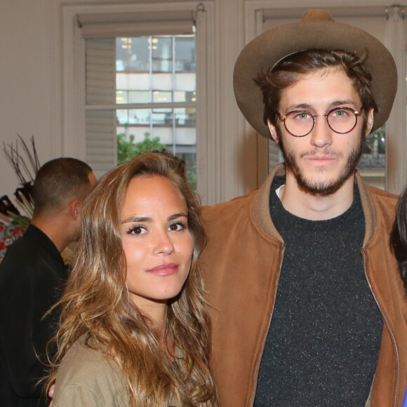 Un drame difficile pour lequel il a du mal à trouver les mots.
Exclusif - Jean-Baptiste Maunier et sa compagne Léa Arnezeder, Sandra Zeitoun de Matteis - Vernissage de l'exposition "MKART" aux Salons Hoche à Paris le 26 avril 2017. © CVS/Bestimage