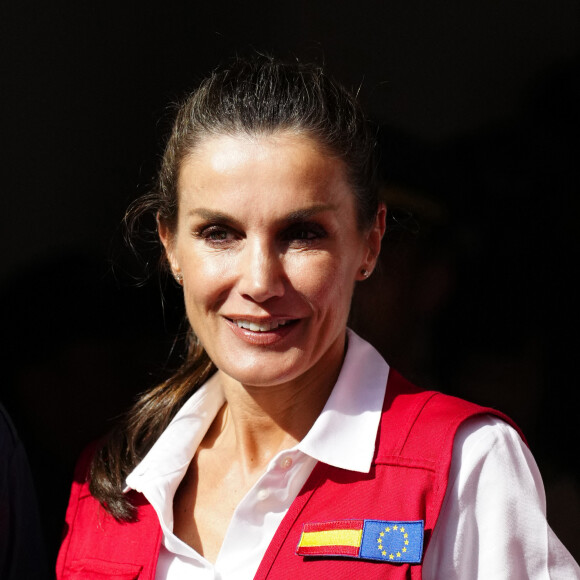 La reine Letizia d'Espagne, accompagnée de la première dame de Colombie, Veronica Alcocer, visite le centre de formation "Taller Cartagena de Indias" à Carthagène, le 14 juin 2023, au premier jour de son voyage officiel en Colombie. Cette école propose une formation technique aux métiers traditionnels depuis 1992.