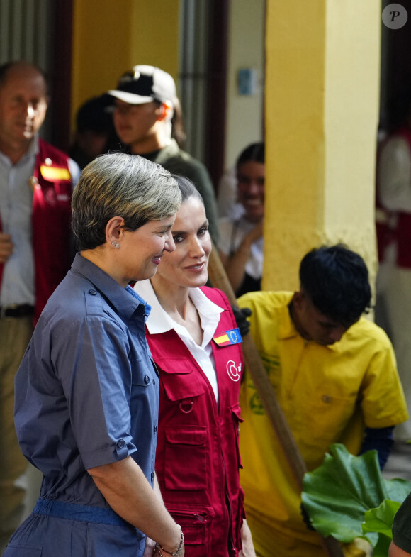 La reine Letizia d'Espagne, accompagnée de la première dame de Colombie, Veronica Alcocer, visite le centre de formation "Taller Cartagena de Indias" à Carthagène, le 14 juin 2023, au premier jour de son voyage officiel en Colombie. Cette école propose une formation technique aux métiers traditionnels depuis 1992.