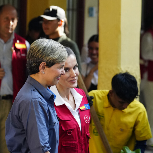 La reine Letizia d'Espagne, accompagnée de la première dame de Colombie, Veronica Alcocer, visite le centre de formation "Taller Cartagena de Indias" à Carthagène, le 14 juin 2023, au premier jour de son voyage officiel en Colombie. Cette école propose une formation technique aux métiers traditionnels depuis 1992.