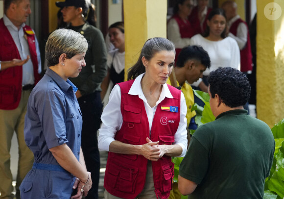 La reine Letizia d'Espagne, accompagnée de la première dame de Colombie, Veronica Alcocer, visite le centre de formation "Taller Cartagena de Indias" à Carthagène, le 14 juin 2023, au premier jour de son voyage officiel en Colombie. Cette école propose une formation technique aux métiers traditionnels depuis 1992.