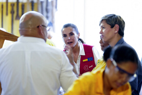 La reine Letizia d'Espagne, accompagnée de la première dame de Colombie, Veronica Alcocer, visite le centre de formation "Taller Cartagena de Indias" à Carthagène, le 14 juin 2023, au premier jour de son voyage officiel en Colombie. Cette école propose une formation technique aux métiers traditionnels depuis 1992.