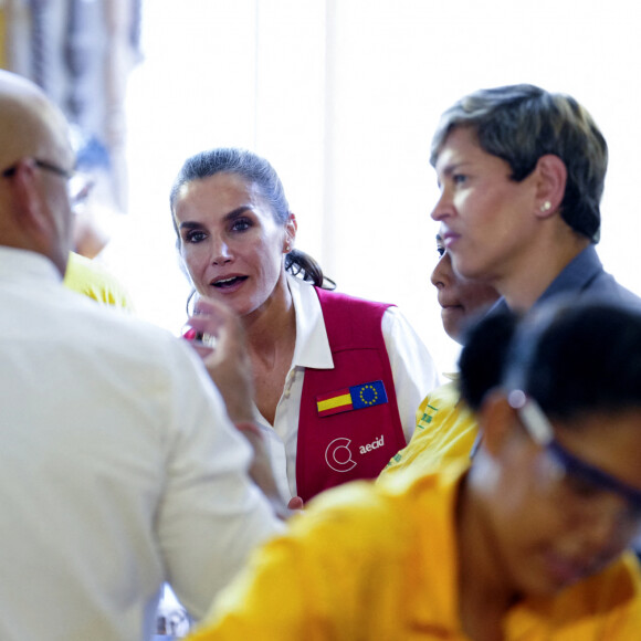 La reine Letizia d'Espagne, accompagnée de la première dame de Colombie, Veronica Alcocer, visite le centre de formation "Taller Cartagena de Indias" à Carthagène, le 14 juin 2023, au premier jour de son voyage officiel en Colombie. Cette école propose une formation technique aux métiers traditionnels depuis 1992.