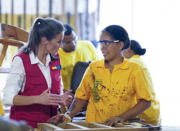 La reine Letizia d'Espagne, accompagnée de la première dame de Colombie, Veronica Alcocer, visite le centre de formation "Taller Cartagena de Indias" à Carthagène, le 14 juin 2023, au premier jour de son voyage officiel en Colombie. Cette école propose une formation technique aux métiers traditionnels depuis 1992.