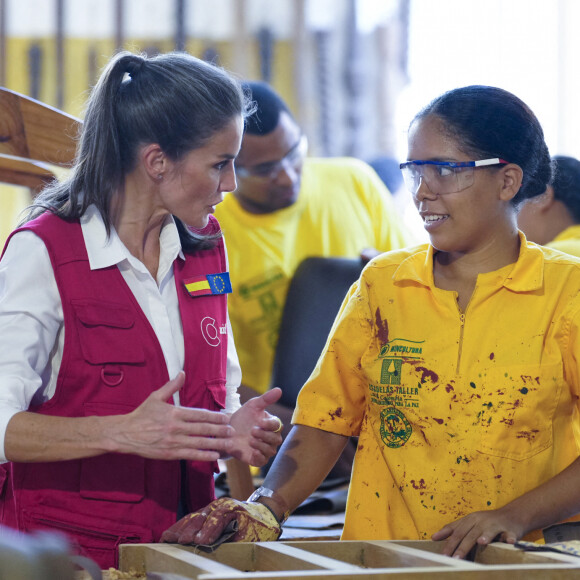 La reine Letizia d'Espagne, accompagnée de la première dame de Colombie, Veronica Alcocer, visite le centre de formation "Taller Cartagena de Indias" à Carthagène, le 14 juin 2023, au premier jour de son voyage officiel en Colombie. Cette école propose une formation technique aux métiers traditionnels depuis 1992.