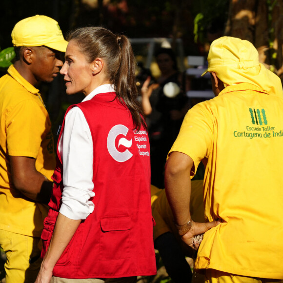 La reine Letizia d'Espagne, accompagnée de la première dame de Colombie, Veronica Alcocer, visite le centre de formation "Taller Cartagena de Indias" à Carthagène, le 14 juin 2023, au premier jour de son voyage officiel en Colombie. Cette école propose une formation technique aux métiers traditionnels depuis 1992.