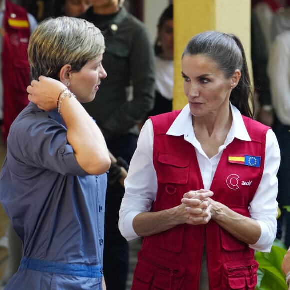 La reine Letizia d'Espagne, accompagnée de la première dame de Colombie, Veronica Alcocer, visite le centre de formation "Taller Cartagena de Indias" à Carthagène, le 14 juin 2023, au premier jour de son voyage officiel en Colombie. Cette école propose une formation technique aux métiers traditionnels depuis 1992.