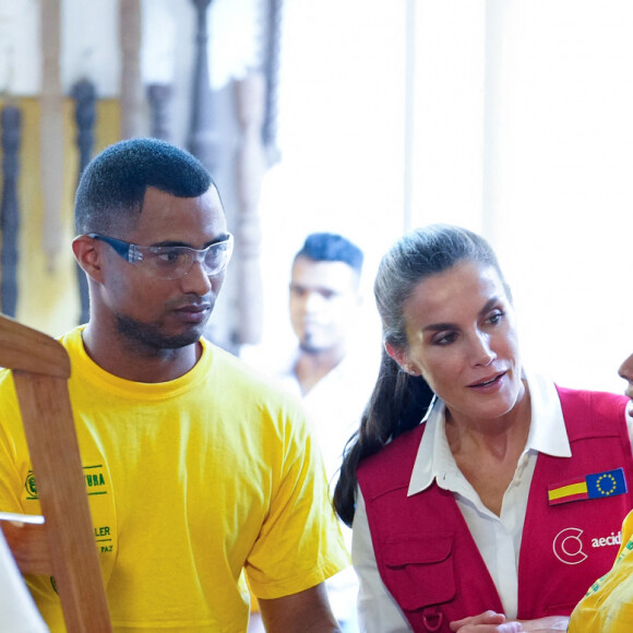 La reine d'Espagne a visité le centre de formation "Taller Cartagena de Indias" à Carthagène
La reine Letizia d'Espagne, accompagnée de la première dame de Colombie, Veronica Alcocer, visite le centre de formation "Taller Cartagena de Indias" à Carthagène, le 14 juin 2023, au premier jour de son voyage officiel en Colombie. Cette école propose une formation technique aux métiers traditionnels depuis 1992.