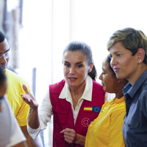 La reine Letizia d'Espagne, accompagnée de la première dame de Colombie, Veronica Alcocer, visite le centre de formation "Taller Cartagena de Indias" à Carthagène, le 14 juin 2023, au premier jour de son voyage officiel en Colombie. Cette école propose une formation technique aux métiers traditionnels depuis 1992.