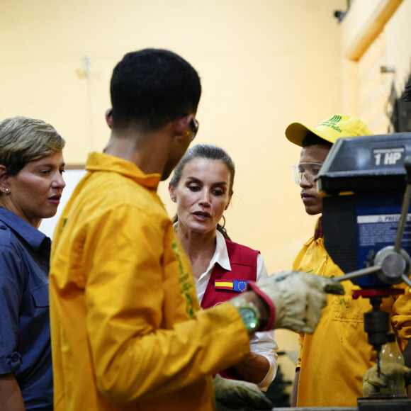 La reine Letizia d'Espagne, accompagnée de la première dame de Colombie, Veronica Alcocer, visite le centre de formation "Taller Cartagena de Indias" à Carthagène, le 14 juin 2023, au premier jour de son voyage officiel en Colombie. Cette école propose une formation technique aux métiers traditionnels depuis 1992.
