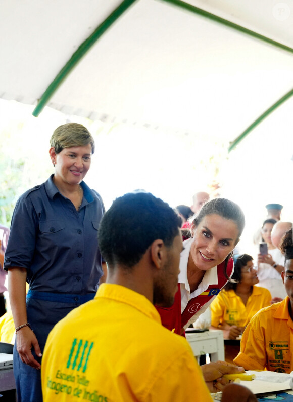 Un déplacement passionnant pour mesurer la coopération entre l'Espagne et la Colombie
La reine Letizia d'Espagne, accompagnée de la première dame de Colombie, Veronica Alcocer, visite le centre de formation "Taller Cartagena de Indias" à Carthagène, le 14 juin 2023, au premier jour de son voyage officiel en Colombie. Cette école propose une formation technique aux métiers traditionnels depuis 1992.