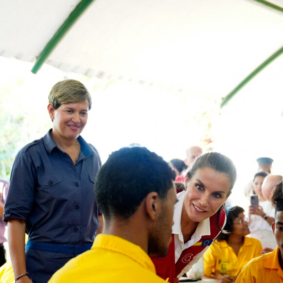 Un déplacement passionnant pour mesurer la coopération entre l'Espagne et la Colombie
La reine Letizia d'Espagne, accompagnée de la première dame de Colombie, Veronica Alcocer, visite le centre de formation "Taller Cartagena de Indias" à Carthagène, le 14 juin 2023, au premier jour de son voyage officiel en Colombie. Cette école propose une formation technique aux métiers traditionnels depuis 1992.