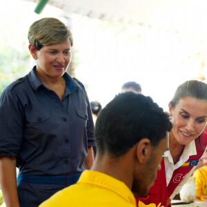 La reine Letizia d'Espagne, accompagnée de la première dame de Colombie, Veronica Alcocer, visite le centre de formation "Taller Cartagena de Indias" à Carthagène, le 14 juin 2023, au premier jour de son voyage officiel en Colombie. Cette école propose une formation technique aux métiers traditionnels depuis 1992.