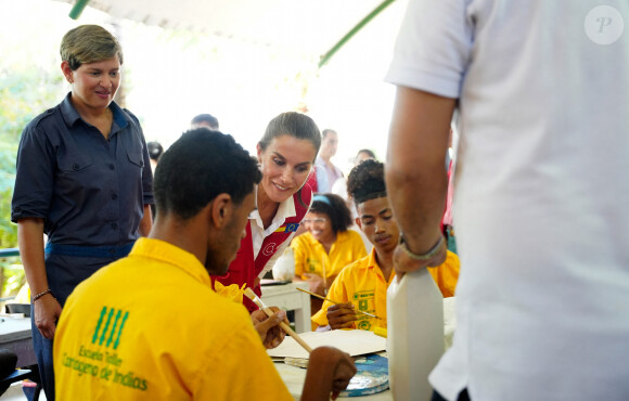 La reine Letizia d'Espagne, accompagnée de la première dame de Colombie, Veronica Alcocer, visite le centre de formation "Taller Cartagena de Indias" à Carthagène, le 14 juin 2023, au premier jour de son voyage officiel en Colombie. Cette école propose une formation technique aux métiers traditionnels depuis 1992.