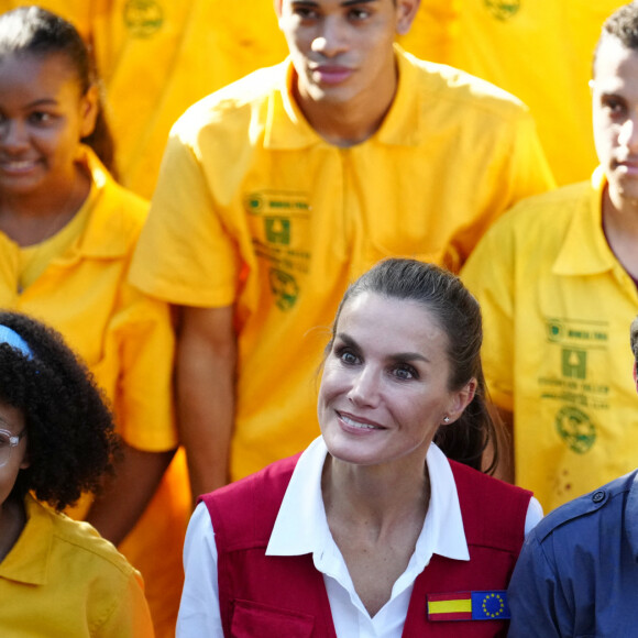 La reine Letizia d'Espagne, accompagnée de la première dame de Colombie, Veronica Alcocer, visite le centre de formation "Taller Cartagena de Indias" à Carthagène, le 14 juin 2023, au premier jour de son voyage officiel en Colombie. Cette école propose une formation technique aux métiers traditionnels depuis 1992.
