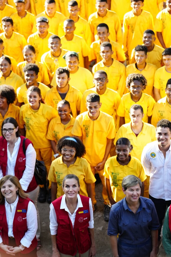 La reine Letizia d'Espagne, accompagnée de la première dame de Colombie, Veronica Alcocer, visite le centre de formation "Taller Cartagena de Indias" à Carthagène, le 14 juin 2023, au premier jour de son voyage officiel en Colombie. Cette école propose une formation technique aux métiers traditionnels depuis 1992.