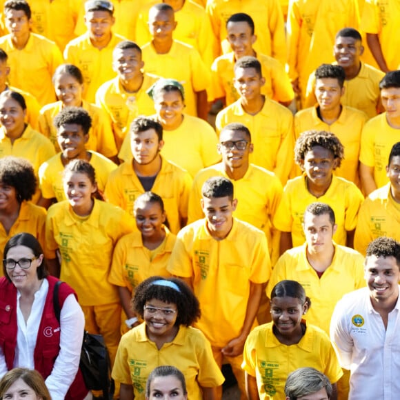 La reine Letizia d'Espagne, accompagnée de la première dame de Colombie, Veronica Alcocer, visite le centre de formation "Taller Cartagena de Indias" à Carthagène, le 14 juin 2023, au premier jour de son voyage officiel en Colombie. Cette école propose une formation technique aux métiers traditionnels depuis 1992.