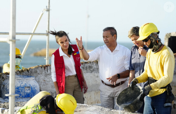 La reine Letizia d’Espagne, accompagnée de la première dame de Colombie, Veronica Alcocer, visite les travaux de restauration du Baluarte de Santa Catalina à Carthagène, le 13 juin 2023, lors de son voyage officiel en Colombie.