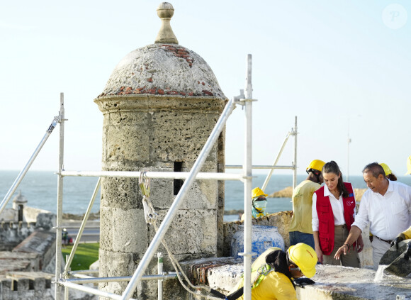 La reine Letizia d’Espagne, accompagnée de la première dame de Colombie, Veronica Alcocer, visite les travaux de restauration du Baluarte de Santa Catalina à Carthagène, le 13 juin 2023, lors de son voyage officiel en Colombie.