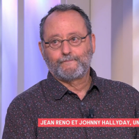 "Il nous manque" : Jean Reno toujours très affecté par la disparition de Johnny Hallyday, il craque en direct
