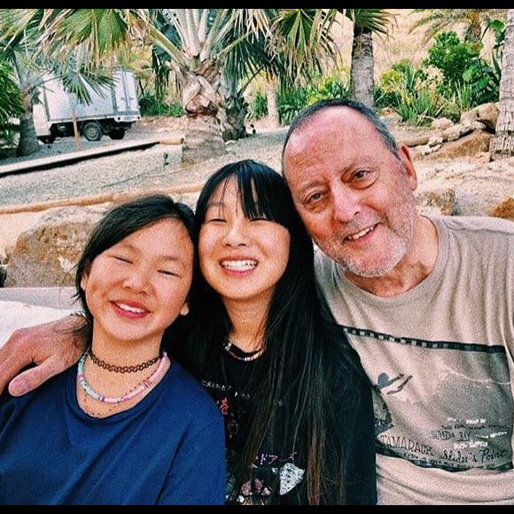 Jade Hallyday publie une photo d'elle avec sa petite soeur Joy et son parrain Jean Reno, prise lors de vacances à Saint-Barthélemy, sur Instagram, le 10 mars 2019.