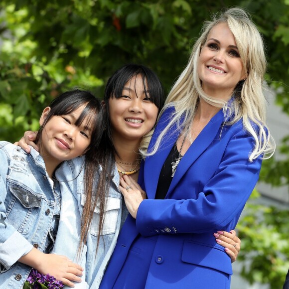 Laeticia Hallyday et ses filles Jade et Joy inaugurent une esplanade portant le nom de Johnny Hallyday située en face du Zénith de Toulouse, le 15 juin 2019, date hautement symbolique puisque le rockeur aurait eu 76 ans. © Dominique Jacovides/Bestimage