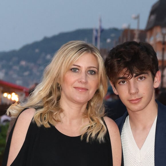 C'est un film adapté de son roman éponyme 
Amanda Sthers et Léon Hesby sur le tapis rouge du prix du court métrage lors du 37ème festival du film de Cabourg (37ème journées romantiques du 14 au 18 juin 2023), à Cabourg, France, le 16 juin 2023. © Coadic Guirec/Bestimage 