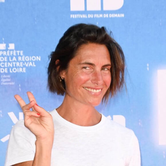 Devenue comédienne, elle s'est installée dans les Alpes-Maritimes
Alessandra Sublet au photocall de la première édition du Festival du Film de Demain au Ciné Lumière à Vierzon, France, le 4 juin 2022. © Coadic Guirec/Bestimage 